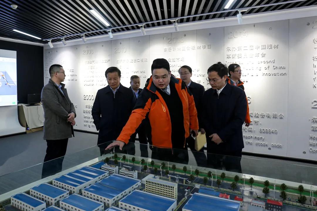 沂南縣縣委侯占夫書記一行蒞臨東岳機(jī)械調(diào)研工作 沂南縣縣委侯占夫書記一行蒞臨東岳機(jī)械調(diào)研工作